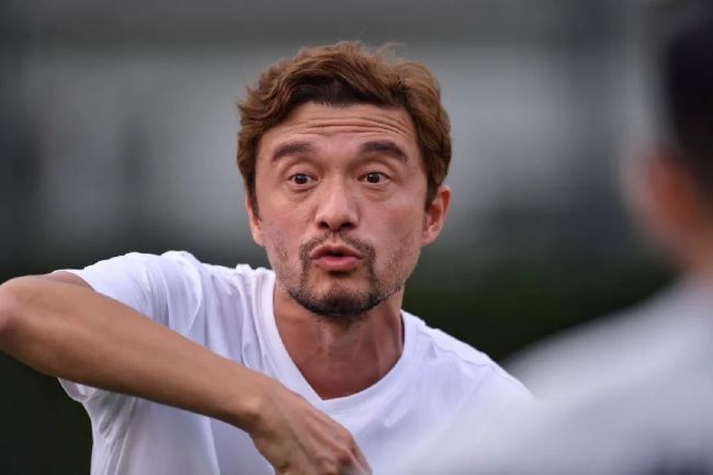 撕开丝袜裆部啪啪